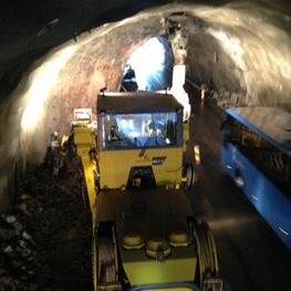 Salveboring med trafikk på tunnelen